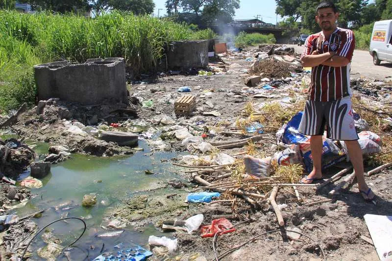 Moradores temem surto das doenças em São Gonçalo por conta de tanto lixo espalhado nas ruas. Situação é de alerta na cidade