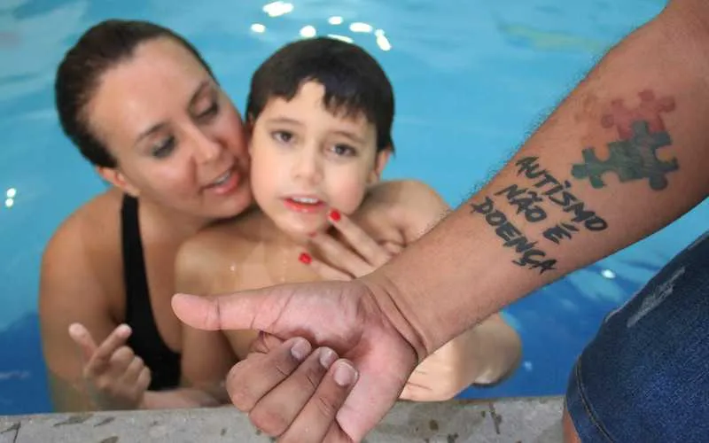 Hugo faz natação em uma das poucas academias que aceita crianças especiais nas aulas