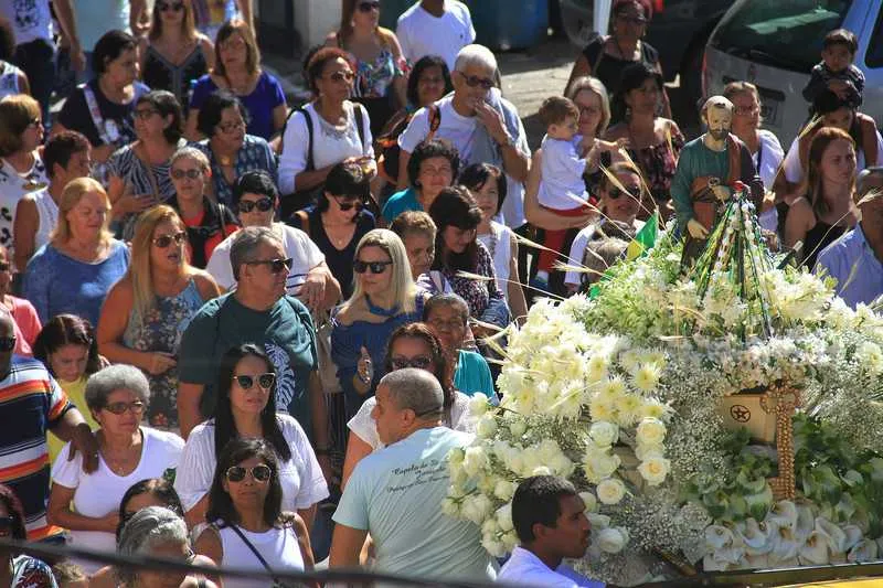  Fiéis lotaram as ruas de Jurujuba para assistir santa missa, que foi seguida das procissões