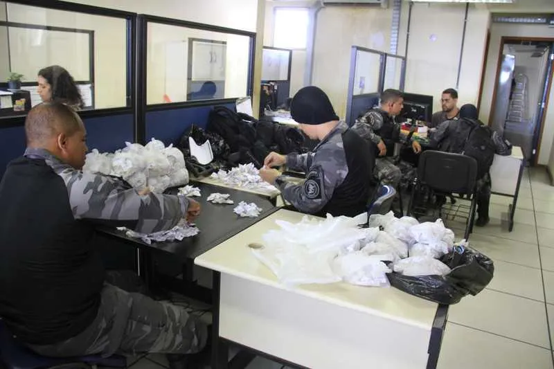 Além dos dois presos, policiais apreenderam drogas na ação