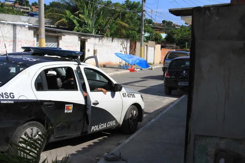 De acordo com as investigações, o acusado teria saído de casa com um revólver na mão, fazendo disparos a esmo. Um dos tiros atingiu Reginaldo, que morreu no local