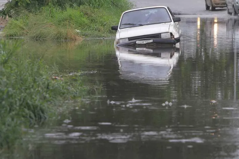 >> Motoristas realizam manobras para fugir do alagamento