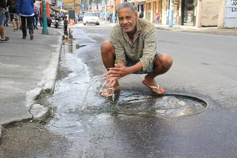 Água limpa vaza, diariamente, há oito meses no Boaçu