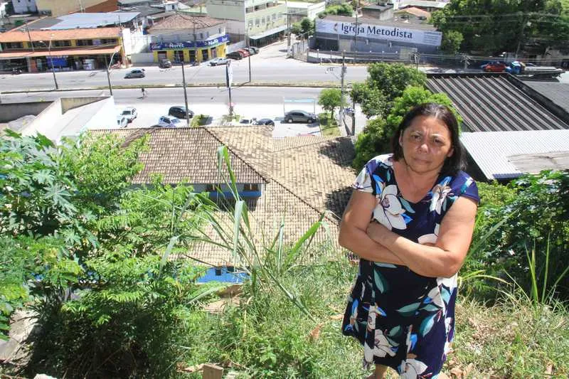 A encosta que ameaçaria desabar fica sobre a Clínica Doutor Zerbini e continua sendo um risco