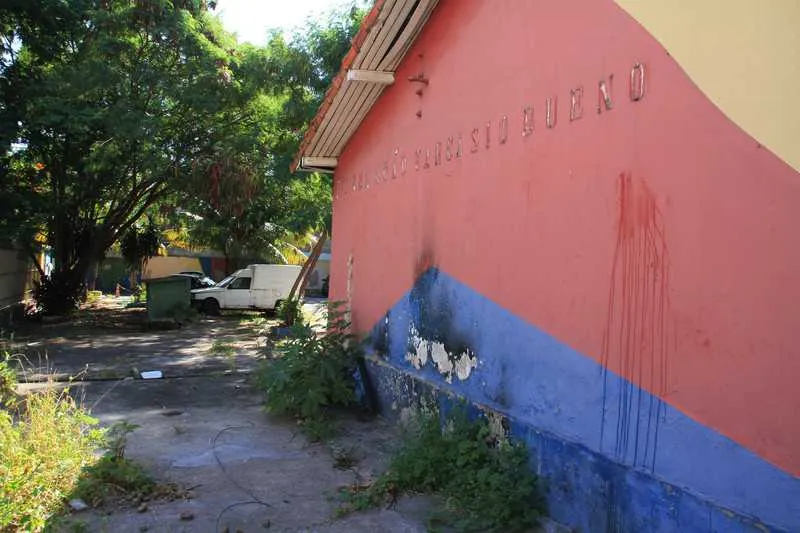 Além do abandono da obra de reforma pelo governo estadual, o prédio do Colégio Tarcísio Bueno vem sofrendo com a atuação de vândalos e o uso do espaço por viciados para o consumo de drogas