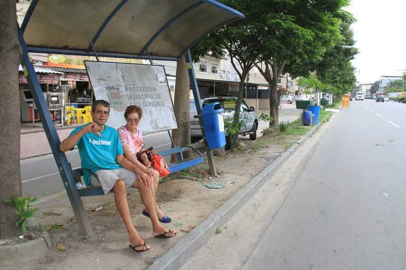 Ponto de ônibus danificado no Vila Laje
Juarez Pereira e Luiza Passos