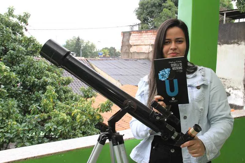 A universitária Stephanye Calixto escreve contos sobre Astronomia, uma paixão desde criança