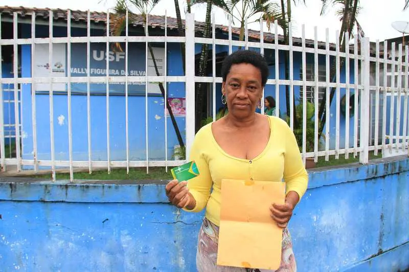 A paciente Jussara Vieira questiona o porquê do posto ter médicos e não ter materiais básicos