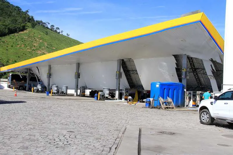 >> Em Tanguá, um guindaste foi utilizado para reparar o teto de um posto de combustíveis
