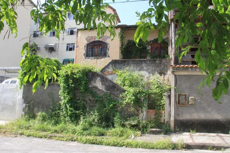 O mato alto e a água empoçada são preocupação constante na Rua Nereu Sampaio, na Estrela do Norte