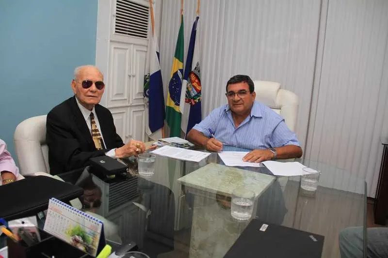 Secretário de Esportes e Lazer (Semel), Joaquim de Oliveira e o prefeito José Luiz Nanci (PPS), assinam termo de integração com a Faesg