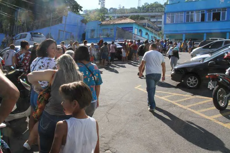 >> Fila quilométrica chamava a atenção no Polo Sanitário Washington Luis, no bairro Zé Garoto