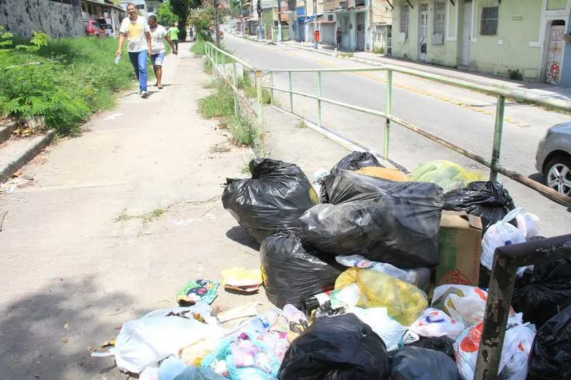 >> O bairro Paraíso recebeu um evento de samba e logo depois, a sujeira se espalhou no bairro