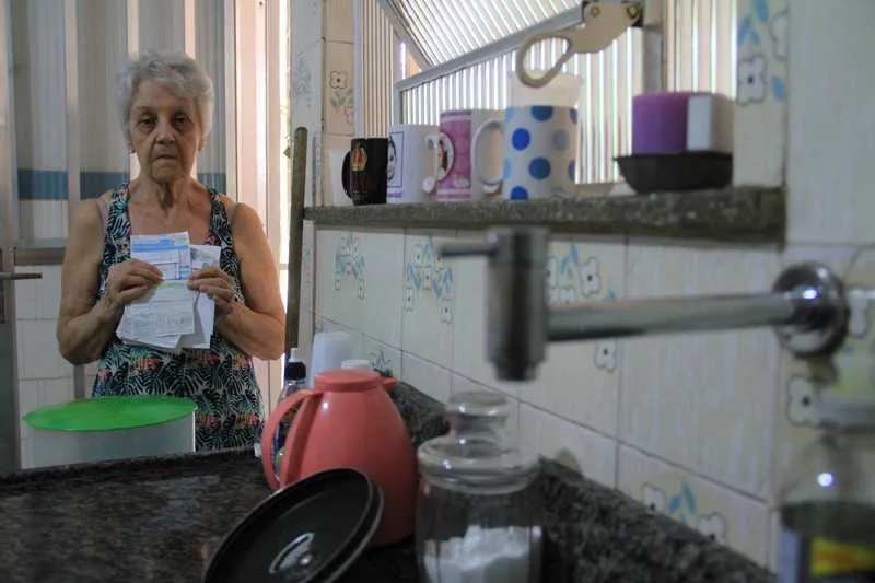 Arllete Navarro está com as contas em dia, solicitou reparo à Cedae mas não recebeu qualquer resposta desde então a não ser protocolos