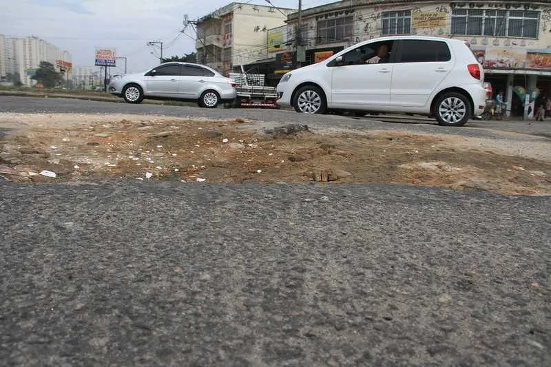  A Rua Adelaide de Lima, no J. Catarina, é um das muitas vias que sofrem com a falta de manutenção