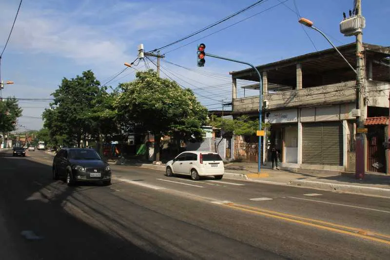 >> É comum ver o desrespeito à lei de trânsito em vários pontos da cidade, como na Avenida Maricá
Bairro Rocha