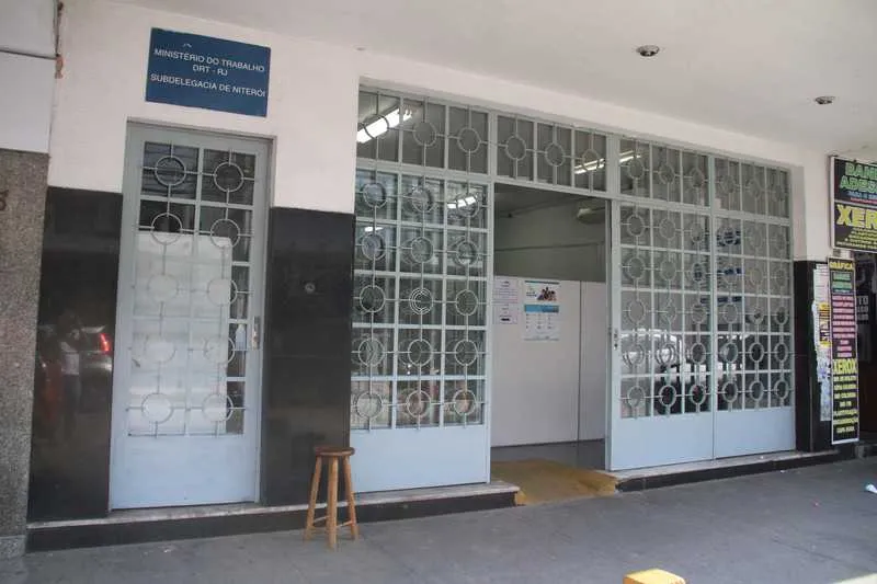 Trabalhadores são orientados a procurar lan house, onde são informados de “taxa” de R$25