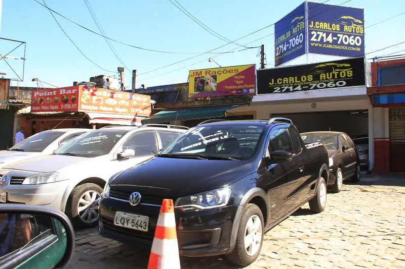Prática de uso irregular da calçada é comum na antiga Estrada da Paciência, atual RJ-100