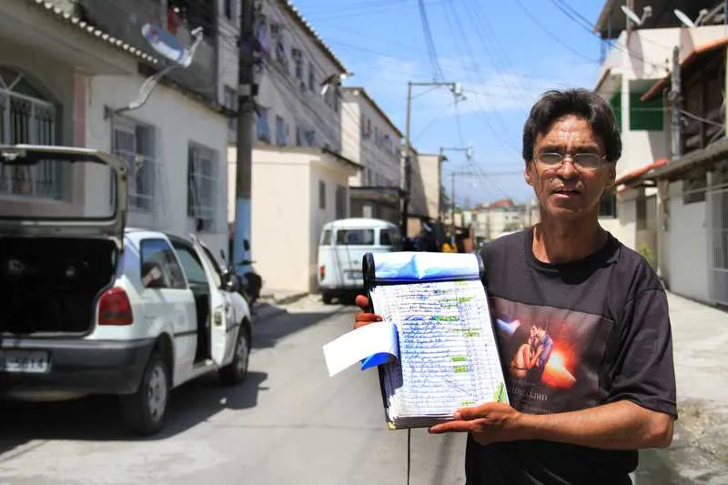 >>  Cansado de agir sozinho, Sergio Passaredo decidiu reunir assinaturas dos mais de 4 mil moradores do Conjunto Araribóia