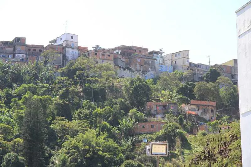 Hospital Santa Martha, onde a mulher está internada, é cercado por comunidades controladas por traficantes de drogas armados. Vítima foi baleada no último sábado