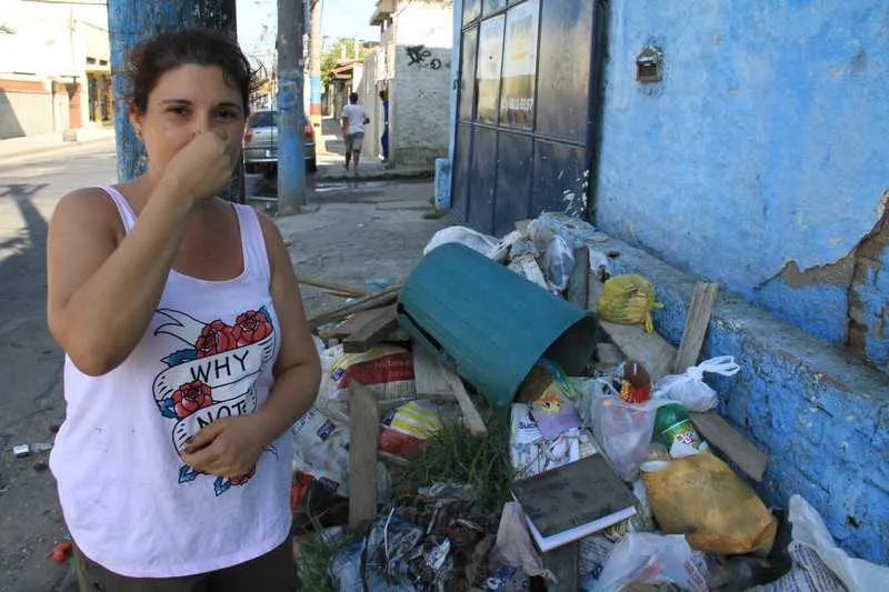 Comerciante Andrea Scotelaro, no bairro Tenente Jardim, vê ‘depósito’ de lixo sendo formado ao lado de seu estabelecimento