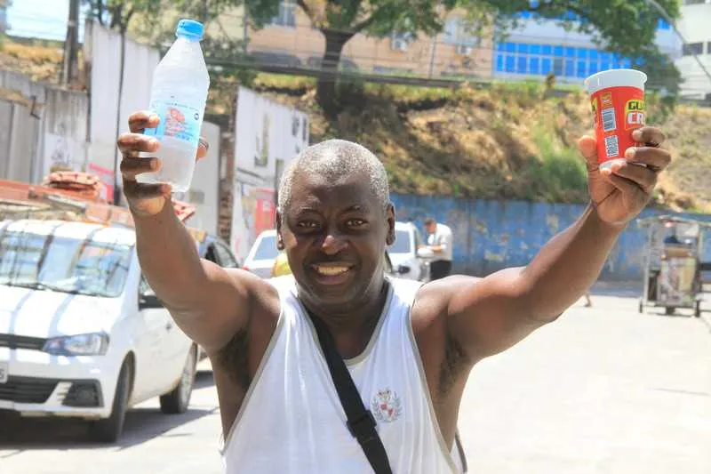 Claudecir Cerestino, que trabalha há oito meses como ambulante, se diz grato pelo calor