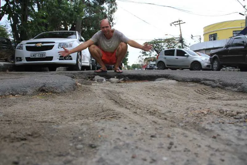 Caminhões circulam diariamente pelo local, onde há buracos