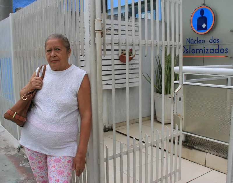 Dona Gonçala vai diariamente ao Núcleo de Ostomizados em vão, pois não consegue retirar o material