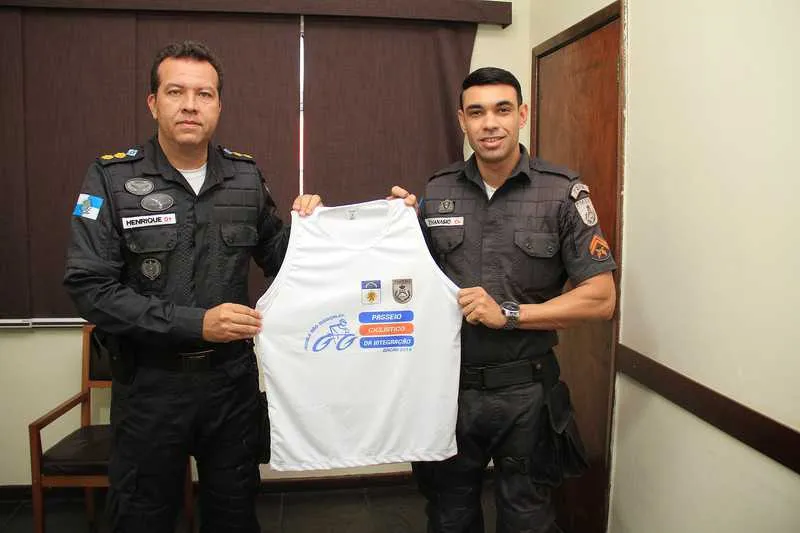Comandante mostra blusa que os participantes vão ganhar 