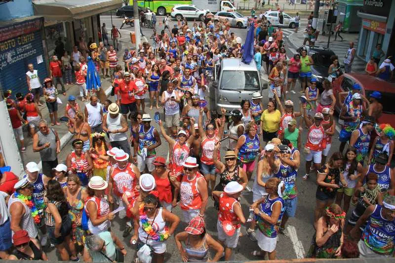 Imagem ilustrativa da imagem Blocos arrastam centenas de foliões em Niterói