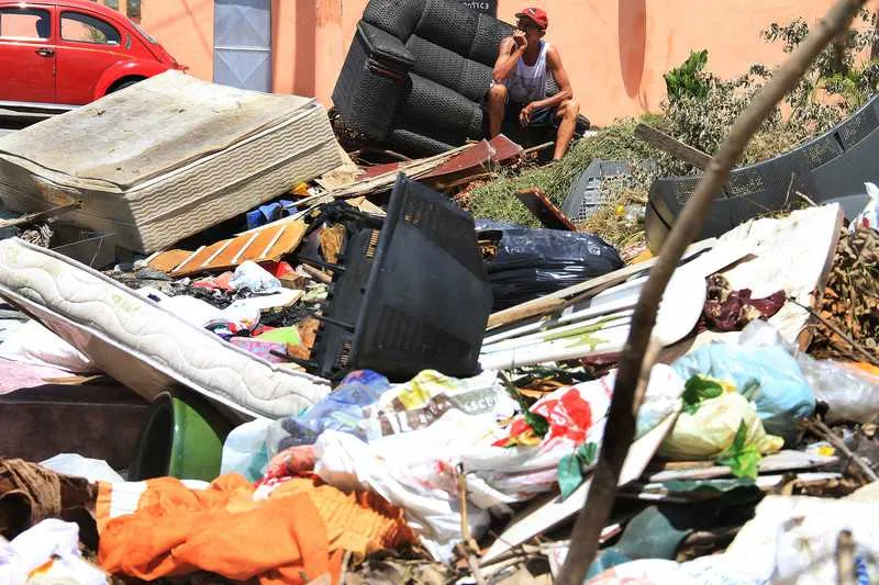 Servidor público Antonio Carlos Pereira cobra da Prefeitura a limpeza de terreno na Trindade