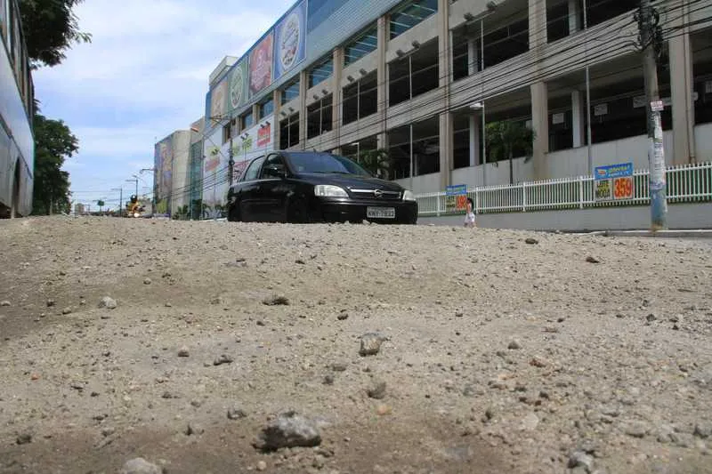 Na Rua Ary Barroso, um buraco cresce a cada dia pela falta de manutenção da pavimentação