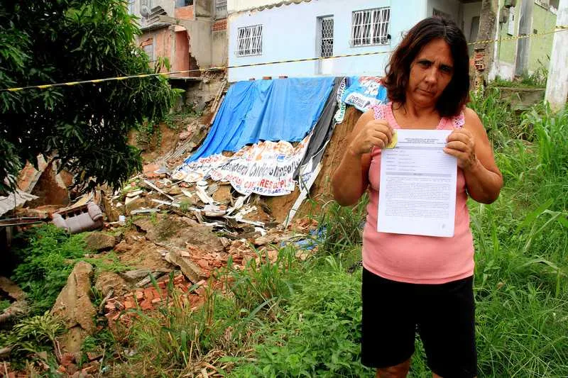 Famílias não podem voltar para as casas e não recebem ajuda da Prefeitura de São Gonçalo