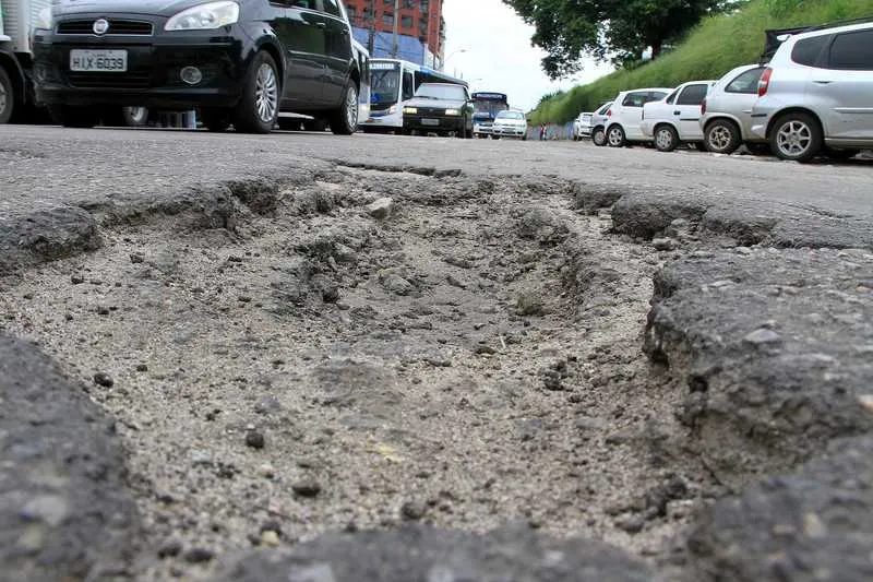 A Rua Maurício Rachid desmoronou, há mais de um mês, e a Prefeitura ainda não fez obras
Rua Jovelino de Oliveira Viana