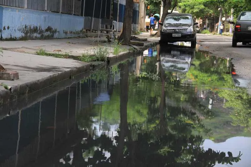 Sempre que chove, há vazamento da rede pluvial, que permanece por dias na Rua Maria Rita  