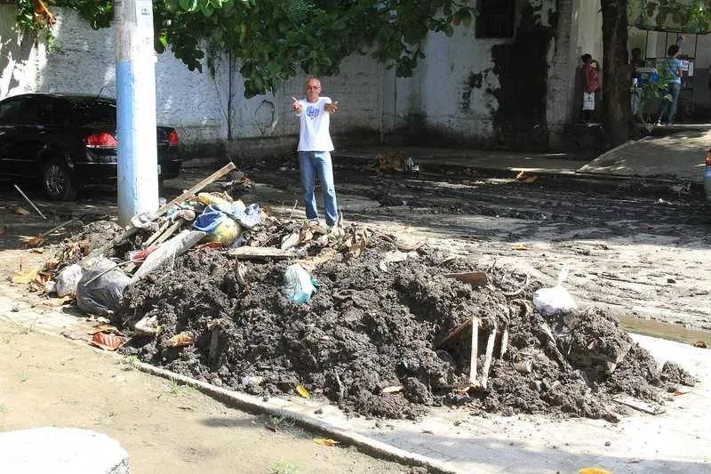 Prefeitura fez serviço pela metade em Neves: limpou as galerias e jogou detritos na calçada
Juvenal Fernandes