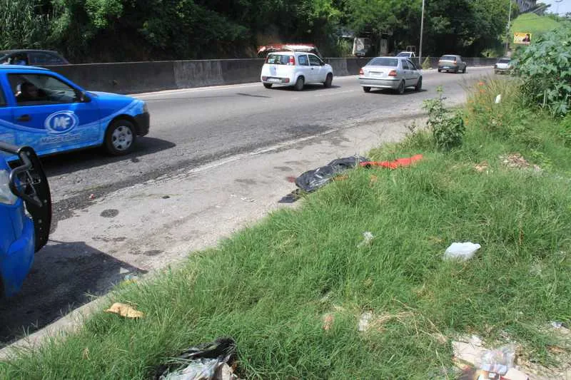 Os criminosos foram surpreendidos pelos policiais rodoviários quando atacavam motoristas 
