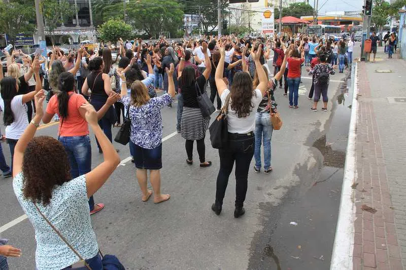 Impresso Profissionais de educação mantêm greve e fazem manifestação na Secretaria de Educação