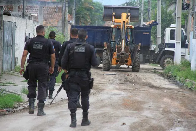 Antes de iniciar a retirada das barricadas, PMs foram recebidos a tiros e dois suspeitos acabaram baleados