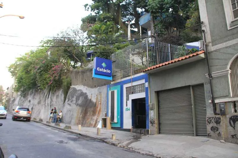  O homem foi com a mãe à universidade, no Centro de Niterói, onde acabou preso pelos PMs