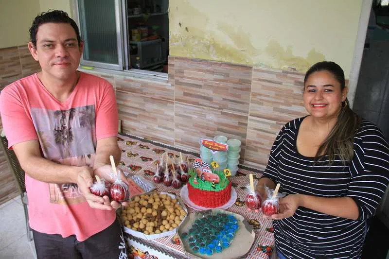 Jorge e Daiana estão juntos há sete anos e  criam negócio voltado a buffet de festa infantil na internet 