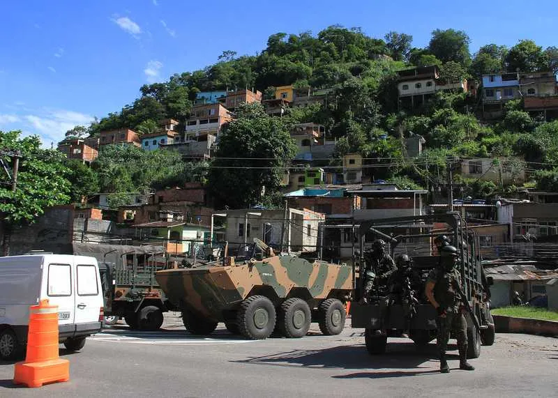 Mesmo com todo aparato das Forças Armadas e o cerco às comunidades de Santa Rosa, um professor foi assaltado a cerca de 100 metros de onde os soldados realizavam a operação
