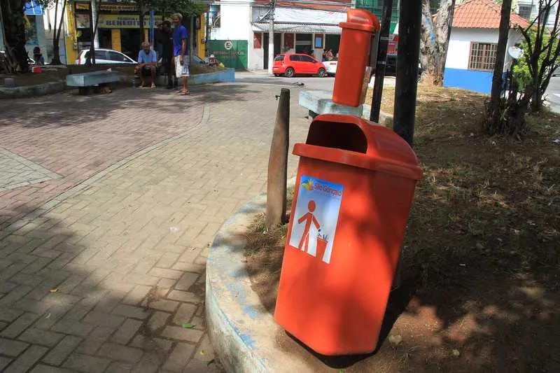 Brinquedos permanecem quebrados e o lixo ainda toma conta da Praça da Venda da Cruz. Já no Barro Vermelho, a Prefeitura criou uma área de lazer ao lado do trailer que 'invadiu'a calçada