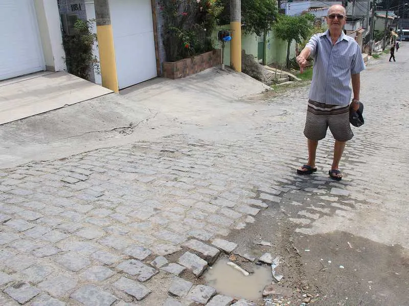 Apesar da vitalidade, Julio Carvalho, 87 anos, tem dificuldades para driblar os buracos, por exemplo