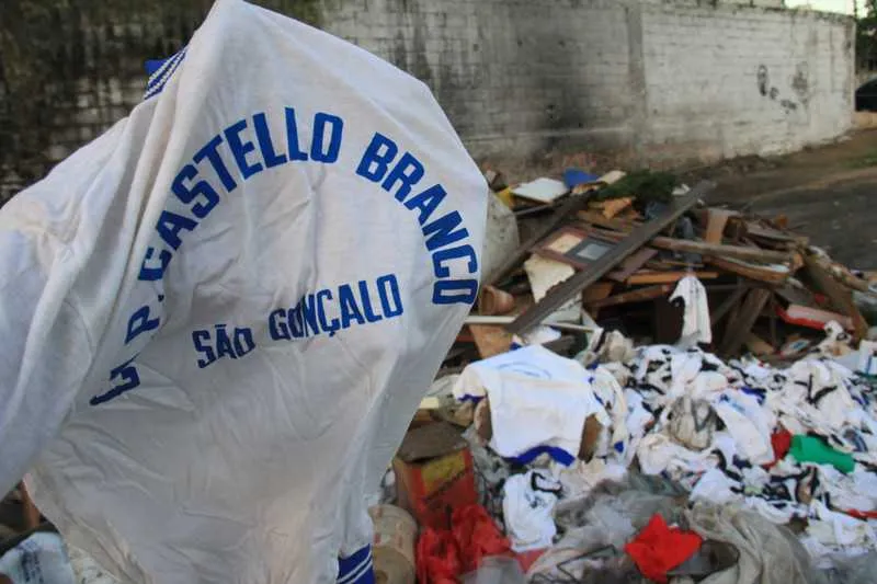 A grande maioria das camisas de uniformes descartadas tinham inscrições de escolas municipais