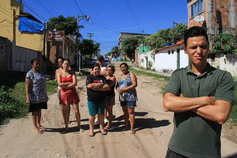 Moradores da Rua Presidente Truman, em Vista Alegre, reclamam de pavimentação não concluída