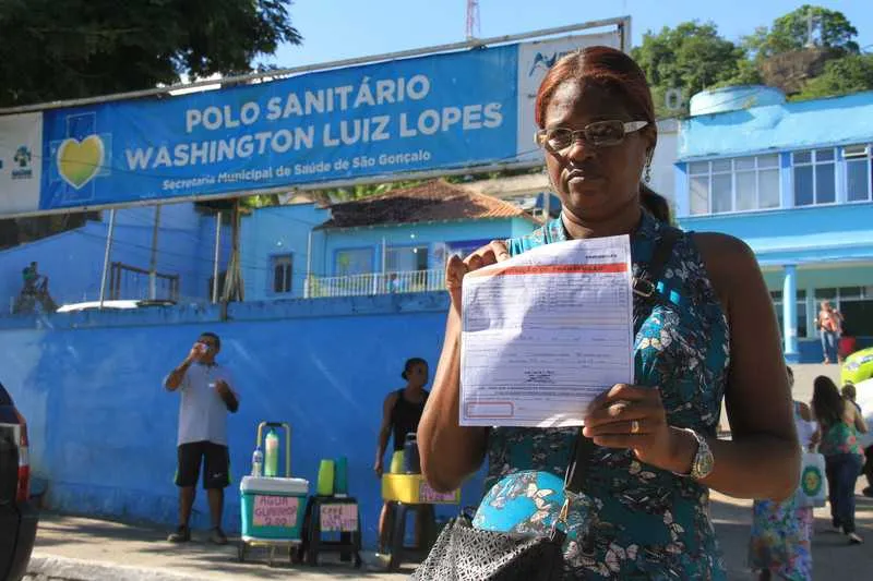 A costureira Luciana Rodrigues não pode coletar o sangue para cirurgia esperada há 10 anos