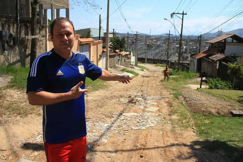 Imagem ilustrativa da imagem Rua esburacada deixa moradores furiosos em São Gonçalo
