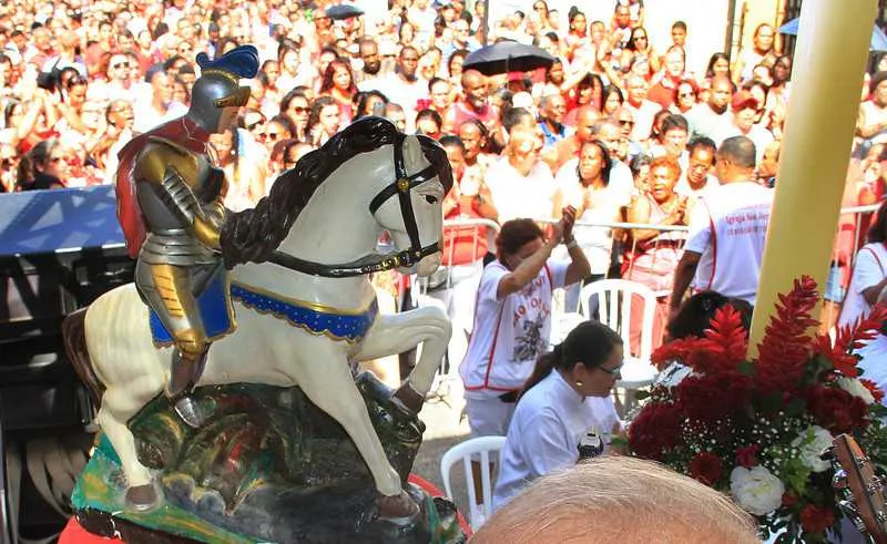 As missas na Igreja de São Jorge, no Centro de Niterói, foram celebradas a cada duas horas durante todo o dia de ontem