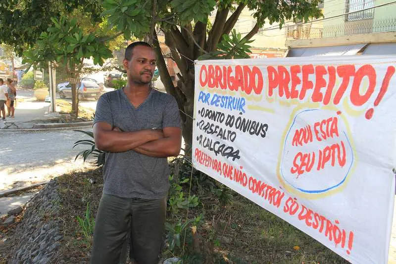 A poeira e a lama atormentam diariamente os moradores e comerciantes da Rua Fued Moisés